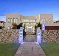 The White House GC Waterfront Home Cinema Jacuzzi Heated Pool - Accommodation Mermaid Beach