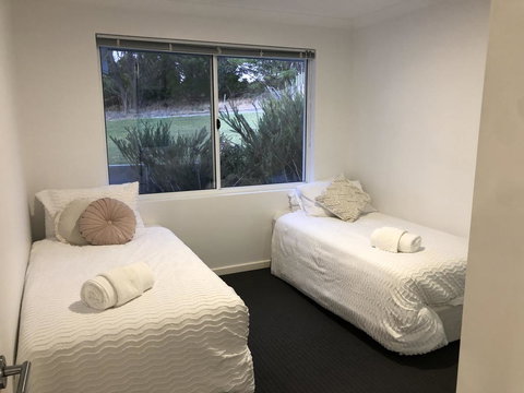 Three Bedroom, Two Bathroom Family Home - Accommodation Mermaid Beach 3