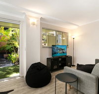 Tropical Townhouse With Two Courtyards and Pool - Accommodation Mermaid Beach