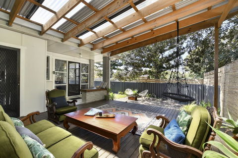 UMINA BEACH KOKOMO- Walk To The Beach, FAMILY And PET FRIENDLY Set Of 3 Vintage Original Holiday Flats & Vintage Caravan And Bat - Accommodation Mermaid Beach 2