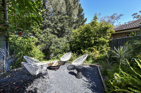 UMINA BEACH KOKOMO- Walk To The Beach, FAMILY And PET FRIENDLY Set Of 3 Vintage Original Holiday Flats & Vintage Caravan And Bat - Accommodation Mermaid Beach 3