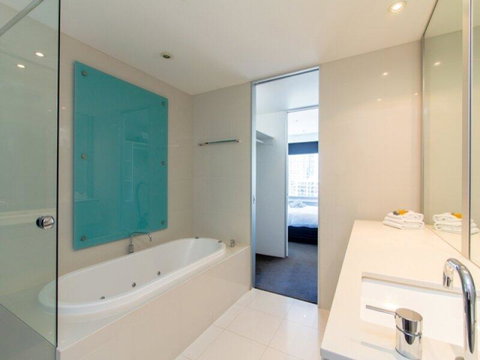 Upmarket Resort At Beach Surfers Paradise URGC - Accommodation Mermaid Beach 1