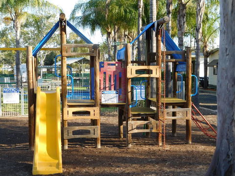 Villa Holiday Park - Accommodation Mermaid Beach 1