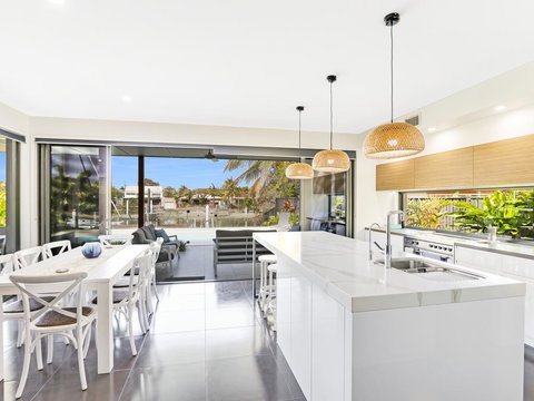 WATERFRONT HOME BORDERING MOOLOOLABA - Accommodation Mermaid Beach 3
