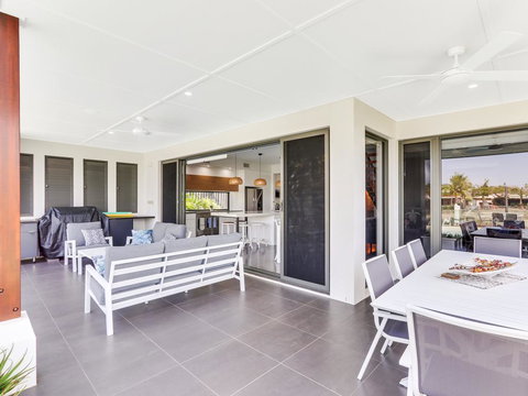 WATERFRONT HOME BORDERING MOOLOOLABA - Accommodation Mermaid Beach 2