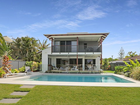 WATERFRONT HOME BORDERING MOOLOOLABA - Accommodation Mermaid Beach 0