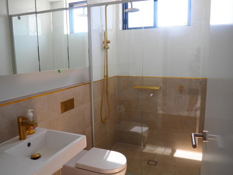 Waterfront Quiet Room - Accommodation Mermaid Beach 2
