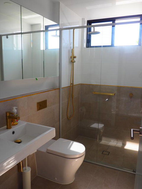 Waterfront Quiet Room - Accommodation Mermaid Beach 1