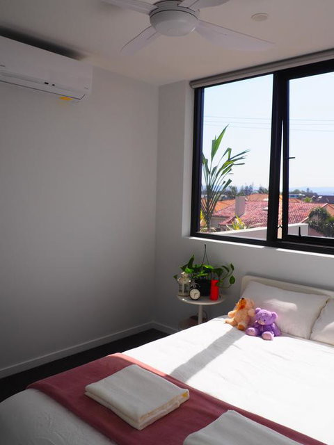 Waterfront Quiet Room - Accommodation Mermaid Beach 3