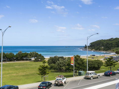 WATERFRONT THREE- In The Heart Of Lorne - Accommodation Mermaid Beach 2