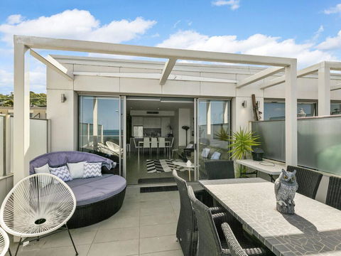 WATERFRONT THREE- In The Heart Of Lorne - Accommodation Mermaid Beach 1
