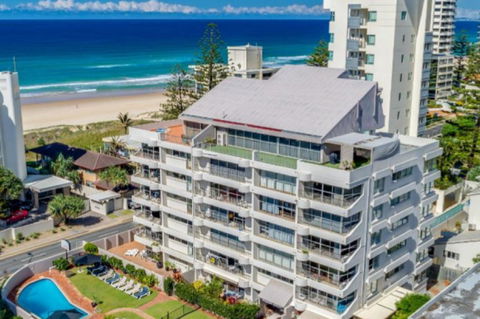 Surfers Chalet - Accommodation Mermaid Beach 9