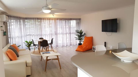 Surfers Chalet - Accommodation Mermaid Beach 11