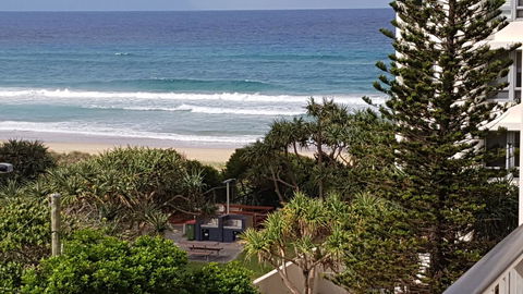 Surfers Chalet - Accommodation Mermaid Beach 23