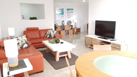 Surfers Chalet - Accommodation Mermaid Beach 16