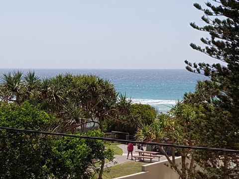 Surfers Chalet - Accommodation Mermaid Beach 28