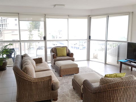 Surfers Chalet - Accommodation Mermaid Beach 32