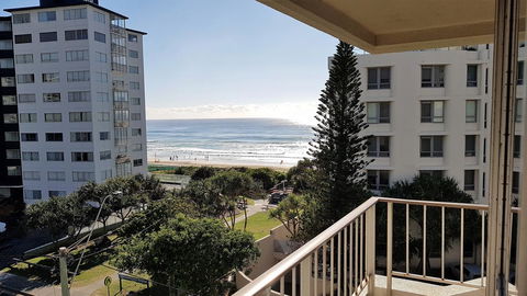 Surfers Chalet - Accommodation Mermaid Beach 15