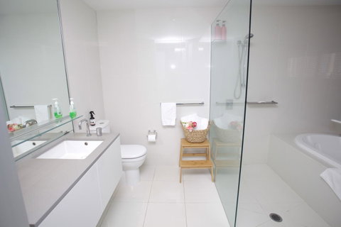 Circle Luxury Holidays - Accommodation Mermaid Beach 6
