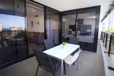 Circle Luxury Holidays - Accommodation Mermaid Beach 3