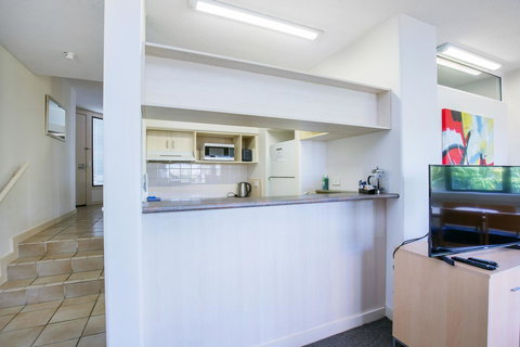 Tiki Hotel Apartments Surfers Paradise - Accommodation Mermaid Beach 9