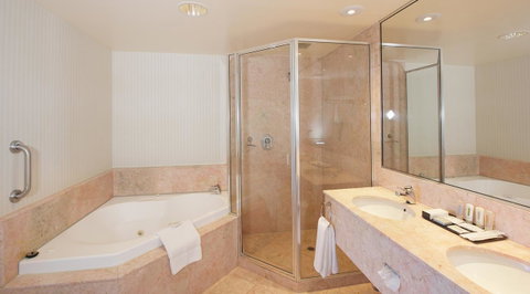 Crowne Plaza Surfers Paradise, An IHG Hotel - Accommodation Mermaid Beach 17