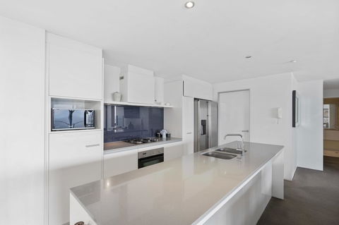 Circle On Cavill, Apartments And Sub Penthouses - We Accommodate - Accommodation Mermaid Beach 18