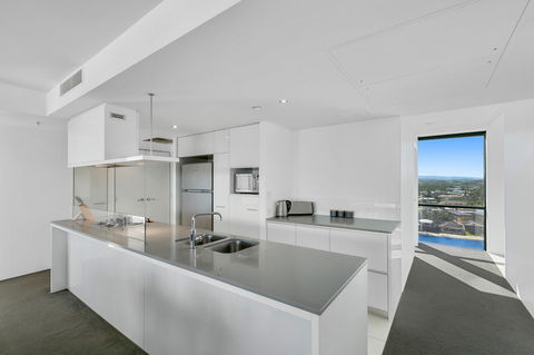 Circle On Cavill, Apartments And Sub Penthouses - We Accommodate - Accommodation Mermaid Beach 32