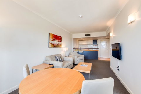 Central Cosmo Apartment Hotel - Accommodation Mermaid Beach 25