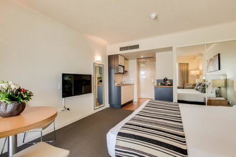 Central Cosmo Apartment Hotel - Accommodation Mermaid Beach 4