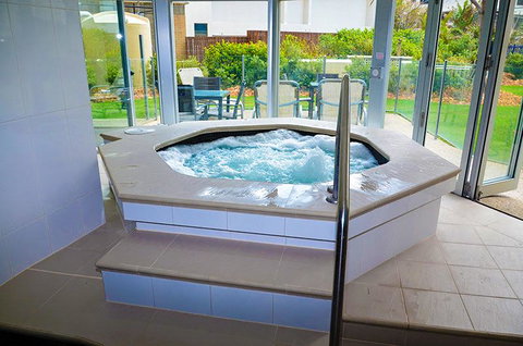 Zenith Ocean Front Apartments - Accommodation Mermaid Beach 6