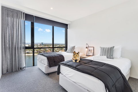Holiday Holiday Circle On Cavill Apartments - Accommodation Mermaid Beach 43