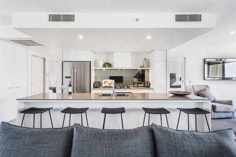 Holiday Holiday Circle On Cavill Apartments - Accommodation Mermaid Beach 9