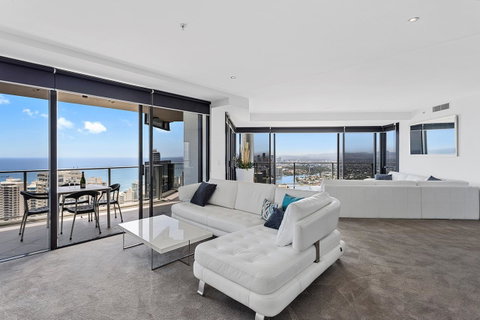 Holiday Holiday Circle On Cavill Apartments - Accommodation Mermaid Beach 10