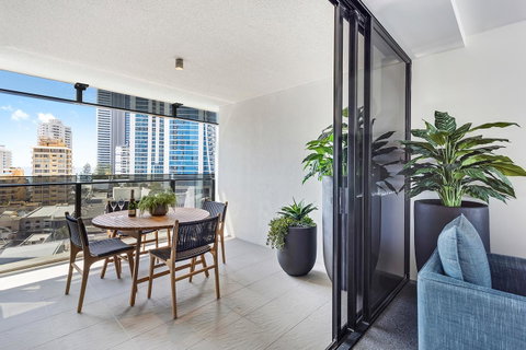 Holiday Holiday Circle On Cavill Apartments - Accommodation Mermaid Beach 20