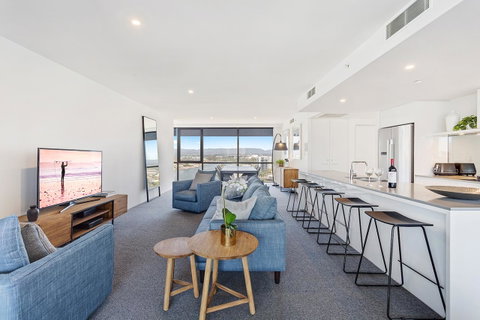 Holiday Holiday Circle On Cavill Apartments - Accommodation Mermaid Beach 2