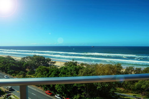 Equinox Resort - Accommodation Mermaid Beach 3