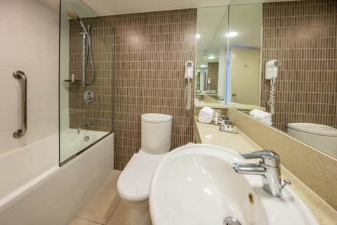 DoubleTree By Hilton Cairns - Accommodation Mermaid Beach 36