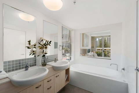 Wings Resort, Apartments And 2 Story Penthouses - We Accommodate - Accommodation Mermaid Beach 12