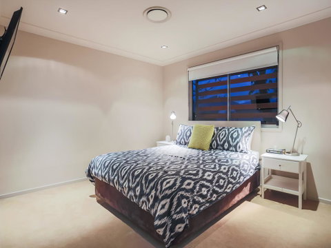 Hamilton Executive - Accommodation Mermaid Beach 9