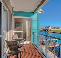 Waters Edge Apartment with Jetty - Accommodation Mermaid Beach