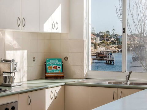 Waters Edge Apartment With Jetty - Accommodation Mermaid Beach 3