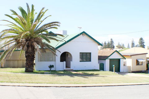 West End Retreat - Accommodation Mermaid Beach 2
