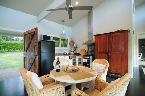Willabrook Retreat - Mojo Cottage - Romantic Escape! - Accommodation Mermaid Beach 3