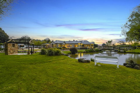 Woodend Old School House - Accommodation Mermaid Beach 2