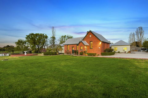 Woodend Old School House - Accommodation Mermaid Beach 0