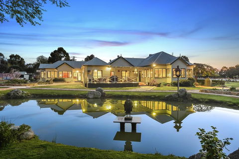 Woodend Old School House - Accommodation Mermaid Beach 1