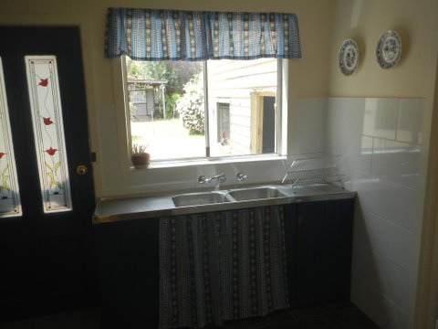 Yarram Cottage: Art And Accommodation - Accommodation Mermaid Beach 2