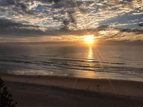 2BR Beachfront Family Friendly Surfers Apartment - Accommodation Mermaid Beach 3