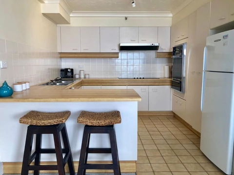 2BR Beachfront Family Friendly Surfers Apartment - Accommodation Mermaid Beach 4